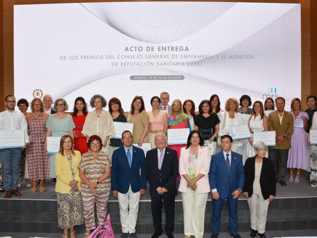 Foto de grupo de los premiados en el ranking de los hospitales públicos más reputados para los gestores enfermeros
